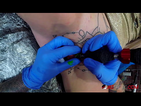 ❤️ Sully Savage, o bunăciune extrem de tatuată, și-a făcut un tatuaj pe clitorisul ei at ro.8kpornvids.ru ❤